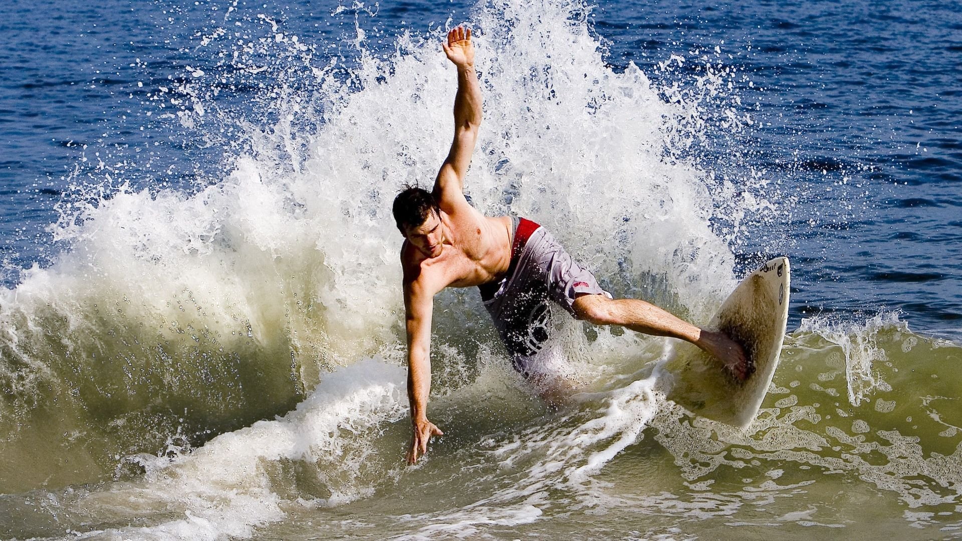 “华金·托比利亚的坚韧精神与防守技术，帮助美洲狮队巩固全球地位”